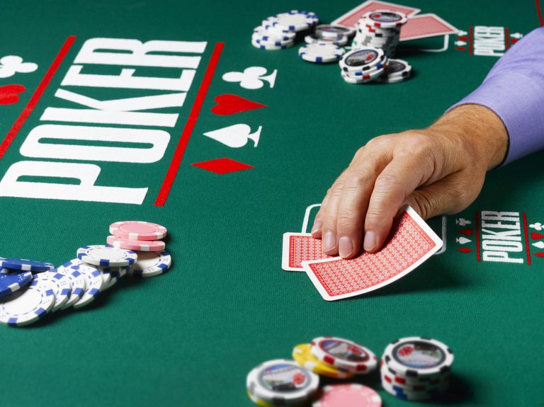 Cara Terbaik Menantang Lawan di Meja Poker Online